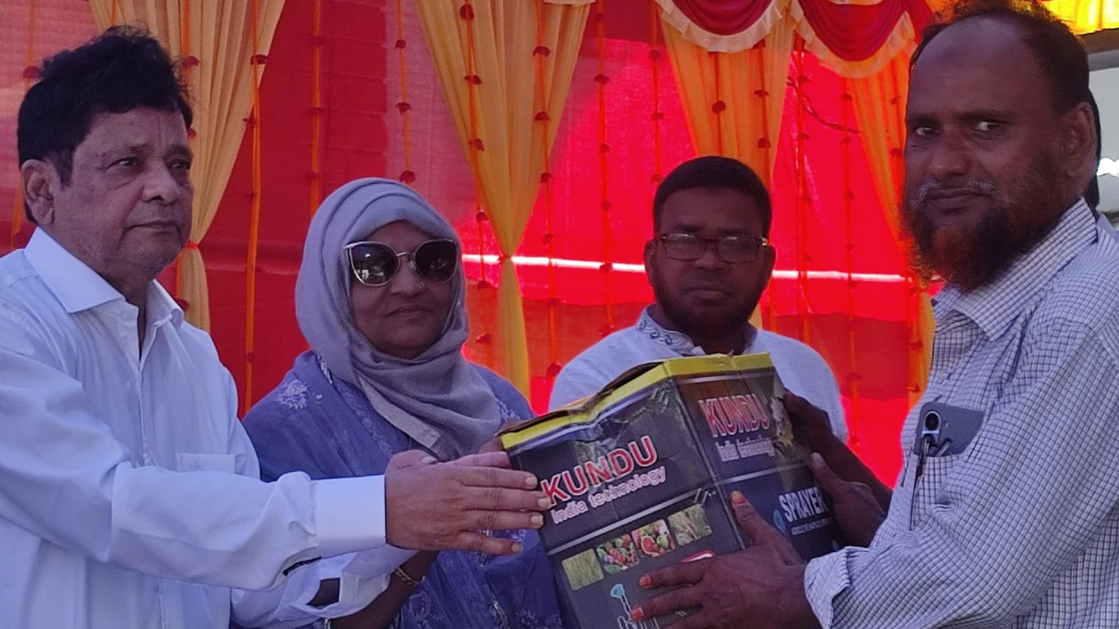 হাসপাতাল পরিদর্শনের পর হরিপুরে বৃক্ষরোপণ ও অনুদানের চেক বিতরণ